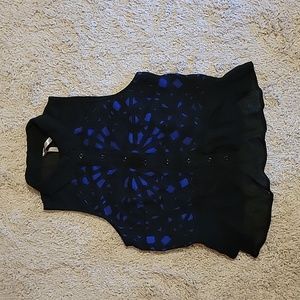 Black collared sleeveless top. Cut out with royal blue underlay. Button front. S